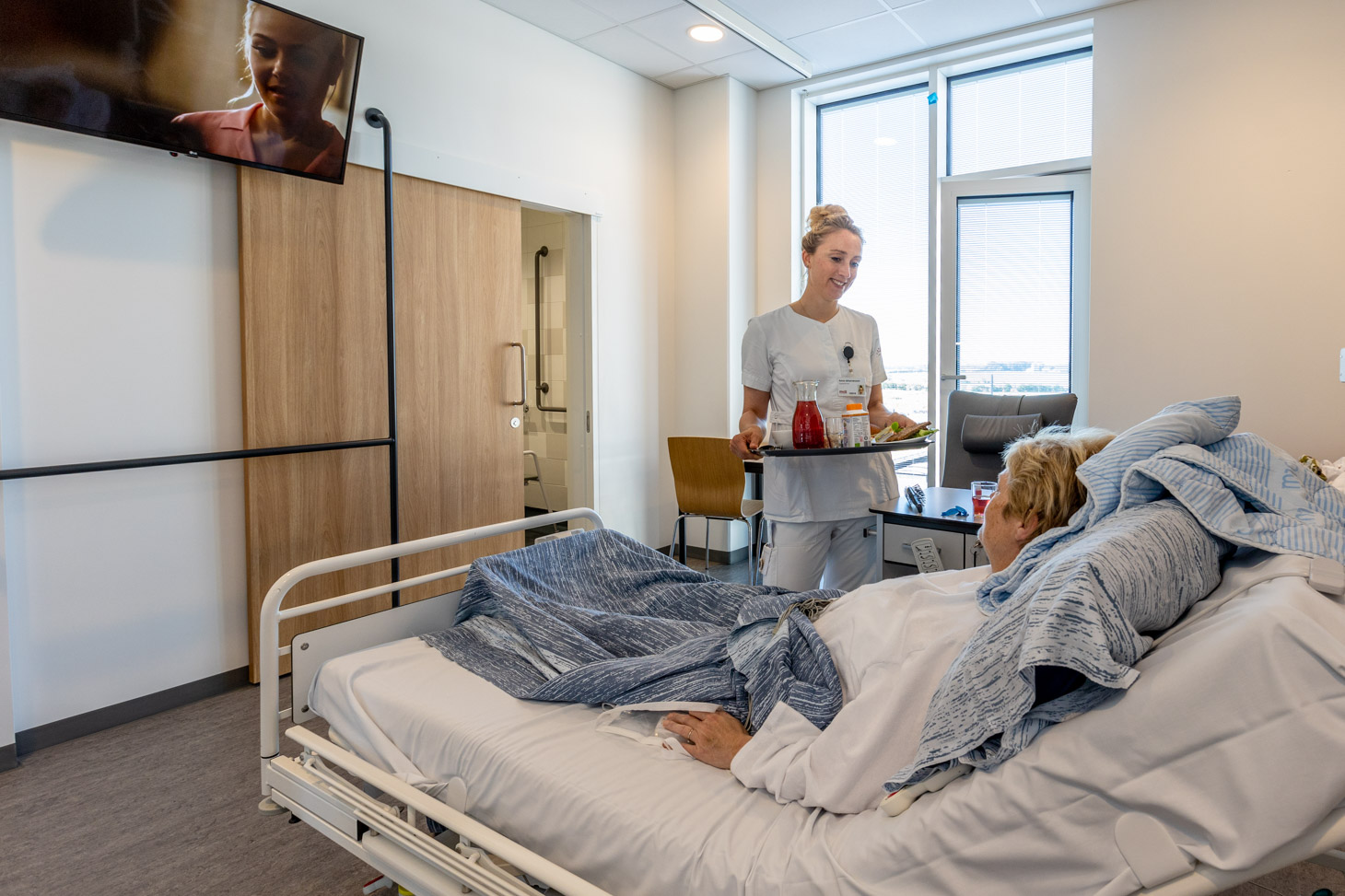 Patient får serveret mad