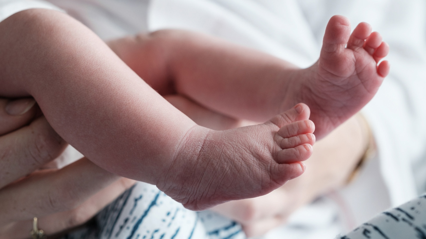 Små fødder på nyfødt baby