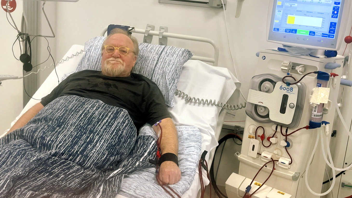 Mand i gang med dialysebehandling