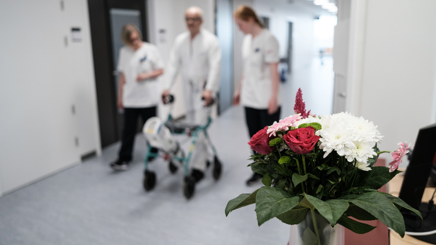 Sløret foto af gang med buket i forgrunden