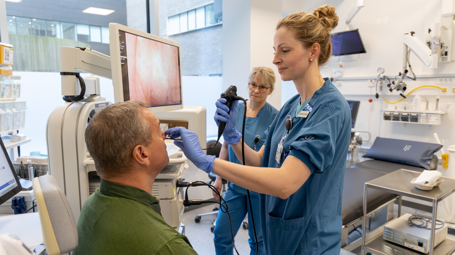 Undersøgelse af patient på Øre, Næse og Halsklinikken