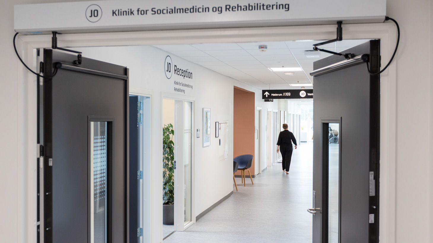 Skilte der viser vejen til Socialmedicin og Rehabilitering