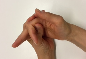 Hånd, hvor mellemleddet bøjes, mens den anden hånd støtter lige under leddet