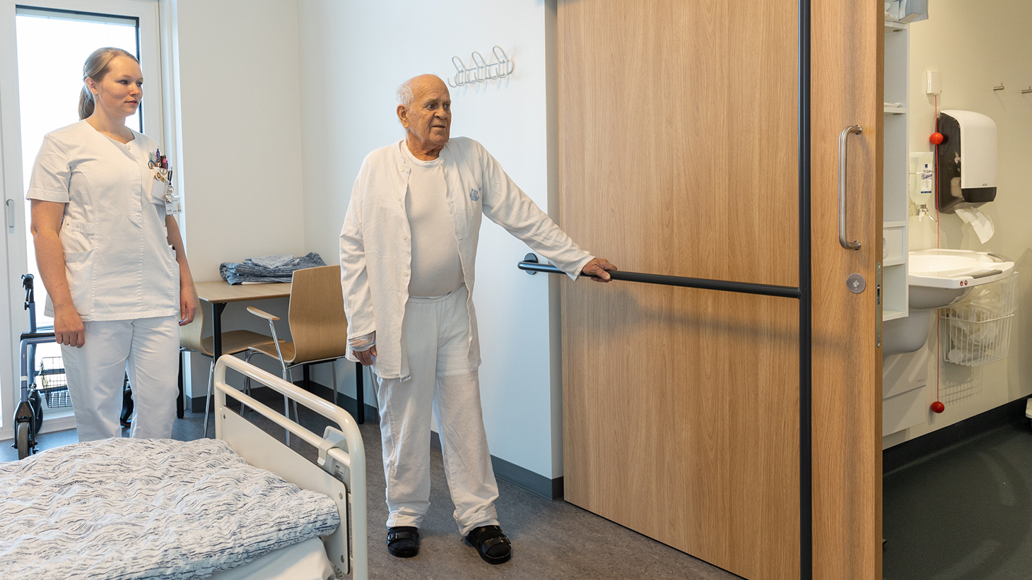 Patient vises til rette på sengestue på Sengeafsnit for Ældremedicin