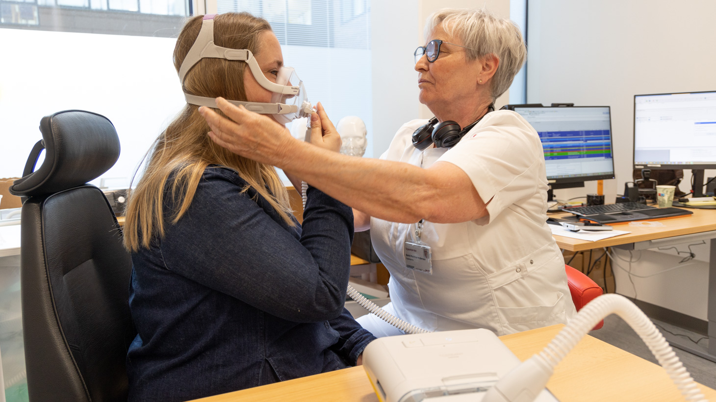 CPAP maske sættes på patient